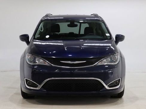 Used 2017 Chrysler Pacifica Touring-L FWD image 2