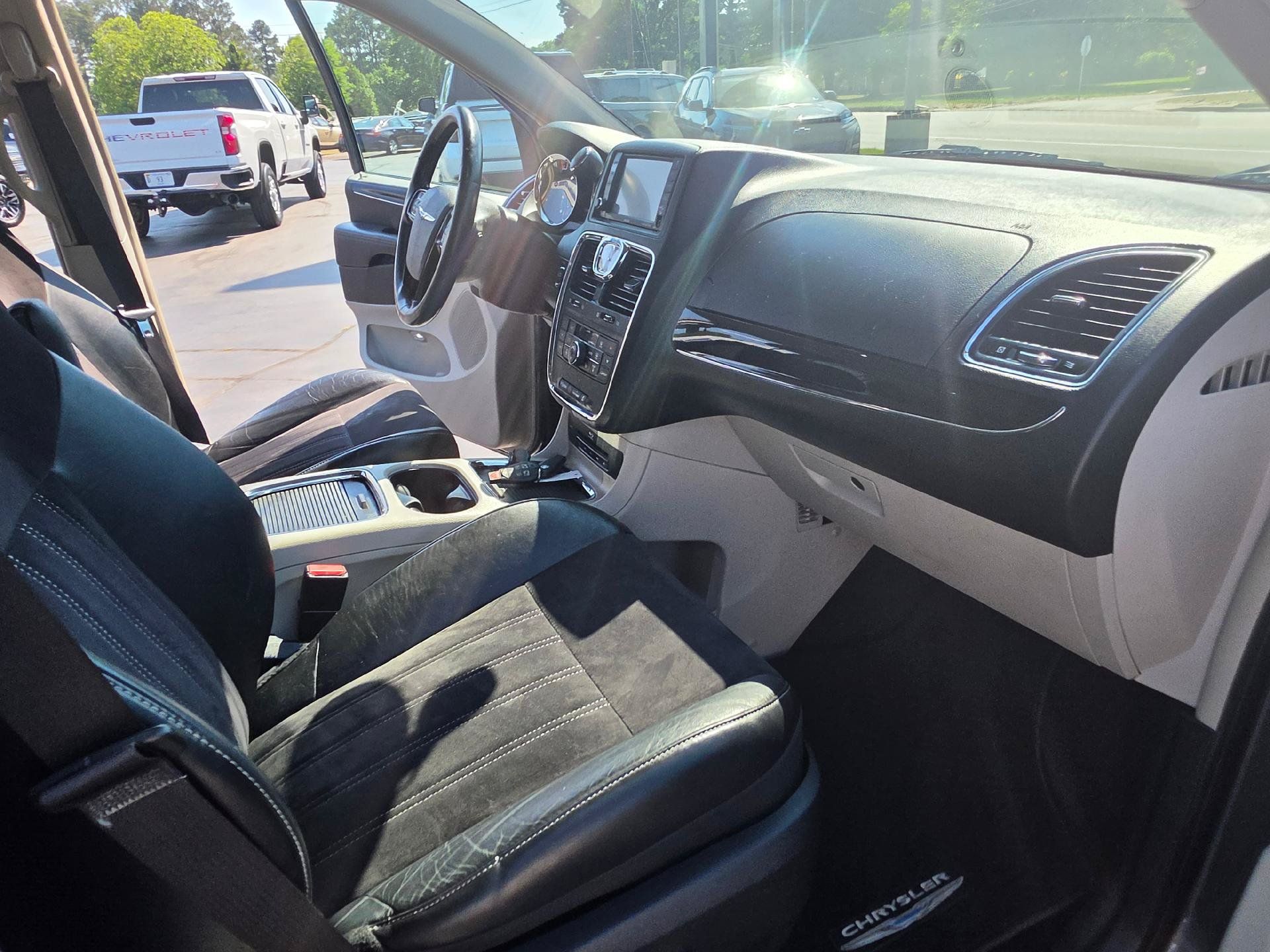 Used 2014 Chrysler Town & Country Touring-L FWD image 12