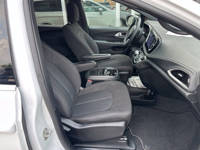 Used 2023 Chrysler Pacifica Touring FWD image 12