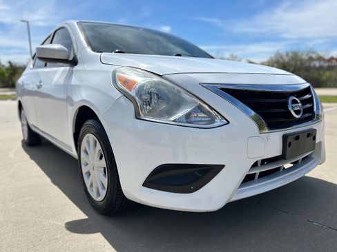 Used 2019 Nissan Versa SV image 4