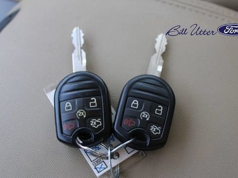 Used 2016 Ford Taurus SEL FWD image 24