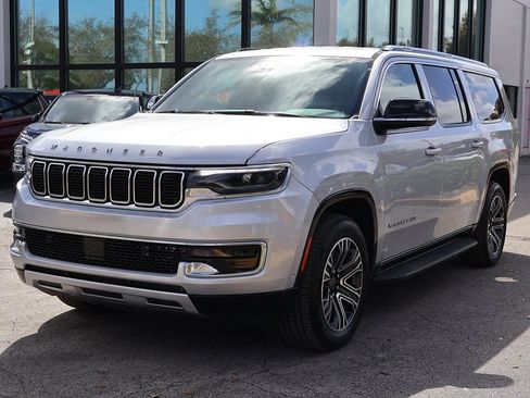 Used 2025 Jeep Wagoneer L Series II w/ 8-pass Seating Package image 9