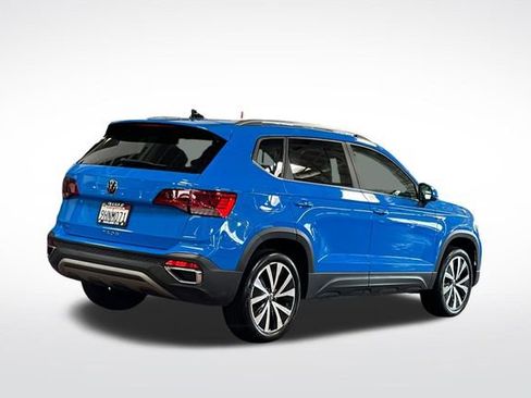 Certified 2023 Volkswagen Taos SE w/ Panoramic Sunroof Package FWD image 5
