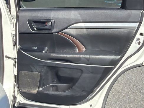 Used 2016 Toyota Highlander LE image 16