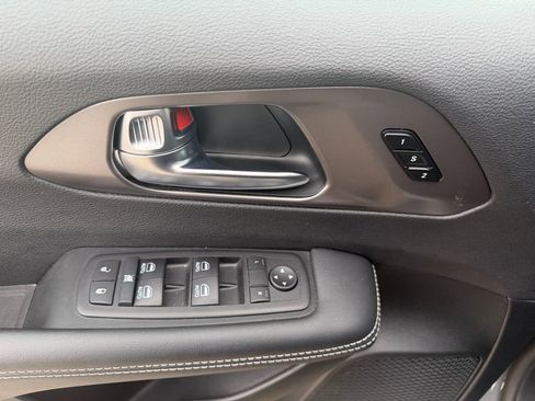 Used 2025 Chrysler Pacifica Select image 11
