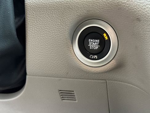 Used 2024 Chrysler Pacifica Select image 24