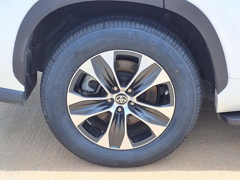 Used 2020 Toyota Highlander XLE FWD image 27