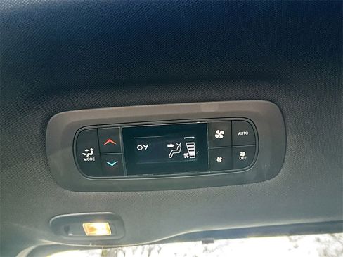 Used 2023 Chrysler Pacifica Limited w/ Uconnect Theater Family Group image 29