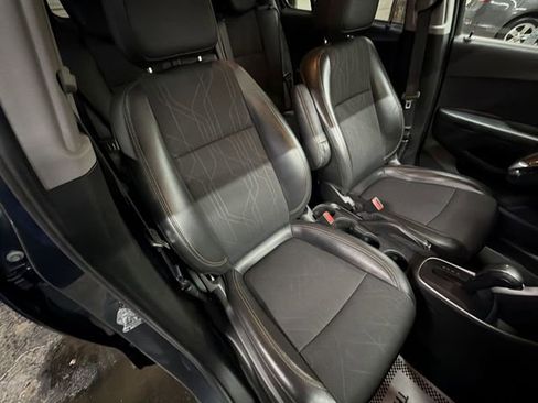 Used 2022 Chevrolet Trax LT w/ LT Convenience Package image 28