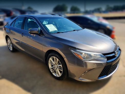 Used 2017 Toyota Camry SE w/ Moonroof Package FWD image 19