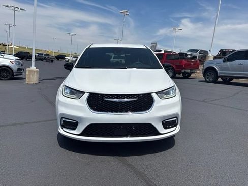 Used 2025 Chrysler Pacifica Select FWD image 2