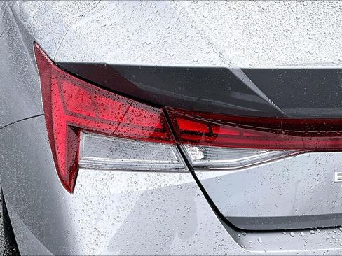 Used 2025 Hyundai Elantra SEL image 22