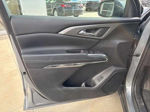 Used 2025 Chevrolet Traverse LT image 18