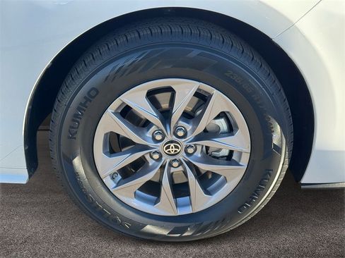 Used 2024 Toyota Sienna LE image 7