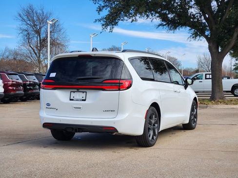 New 2026 Chrysler Pacifica Limited w/ S Appearance Package image 3