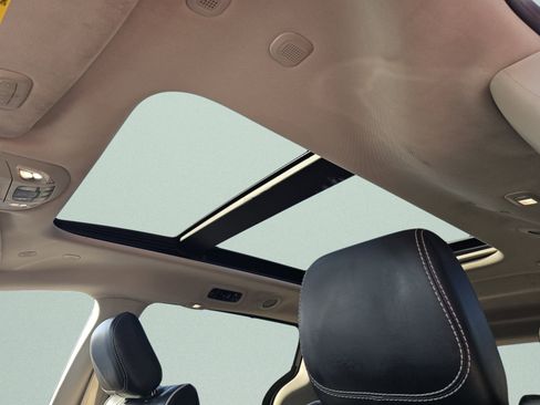 Used 2023 Chrysler Pacifica Limited image 8