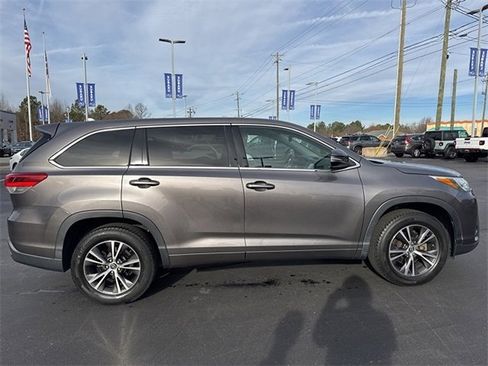 Used 2017 Toyota Highlander Plus image 3