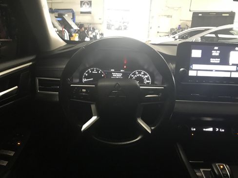 Used 2024 Mitsubishi Outlander SE image 18