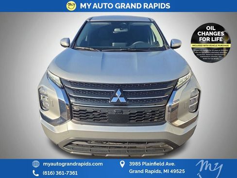 Used 2024 Mitsubishi Outlander ES image 2