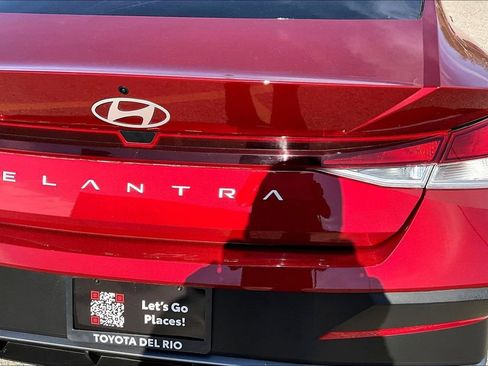 Used 2024 Hyundai Elantra SE image 23