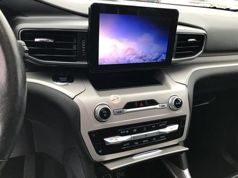 Used 2023 Ford Explorer XLT image 6