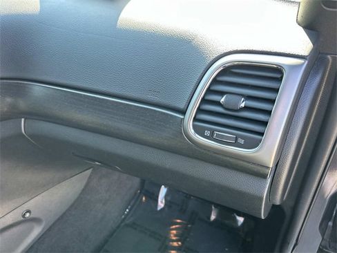 Used 2018 Jeep Grand Cherokee Laredo image 28