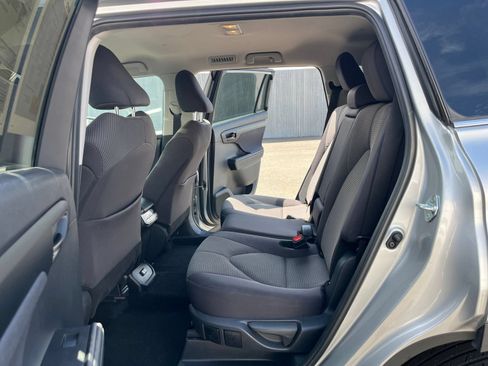 Used 2025 Toyota Highlander LE FWD image 22
