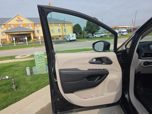 Used 2023 Chrysler Pacifica Touring-L FWD image 20