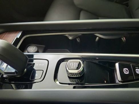 Certified 2023 Volvo XC60 T8 Plus AWD/4WD image 17