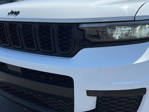 Used 2024 Jeep Grand Cherokee L Altitude image 9