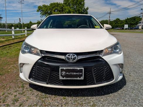 Used 2017 Toyota Camry SE w/ Moonroof Package FWD image 2