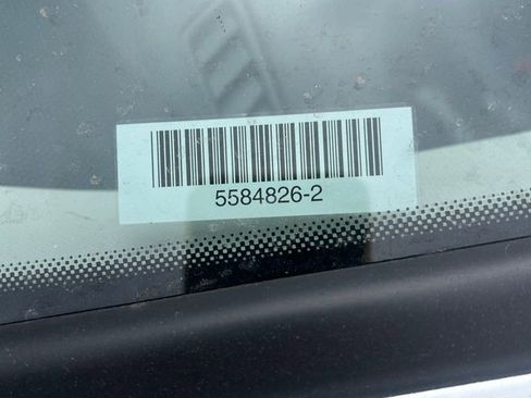 Used 2024 Volkswagen Tiguan SE image 2