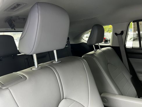 Used 2021 Toyota Highlander XLE AWD/4WD image 40