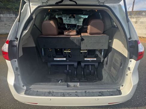 Used 2017 Toyota Sienna XLE image 12