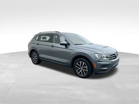 Used 2021 Volkswagen Tiguan SE w/ Panoramic Sunroof Package image 2