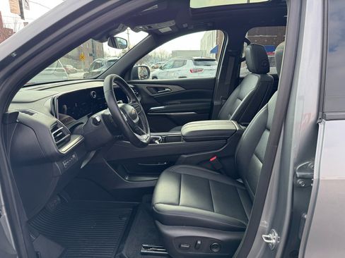 Used 2025 Chevrolet Traverse LT w/ Sun and Wheel Package image 17