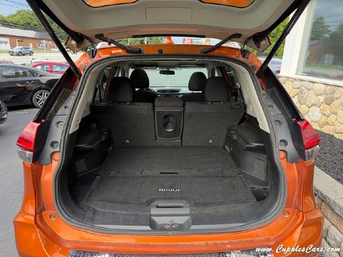 Used 2017 Nissan Rogue SV w/ Sun & Sound Touring Package AWD/4WD image 9