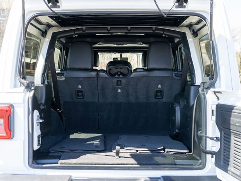 Used 2023 Jeep Wrangler Unlimited Sahara image 9