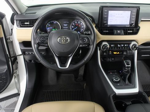Used 2021 Toyota RAV4 XLE Premium image 12