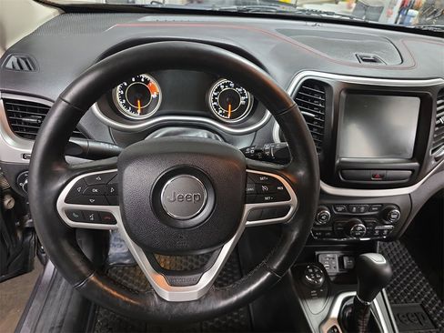 Used 2017 Jeep Cherokee Trailhawk w/ Comfort & Convenience Group image 18