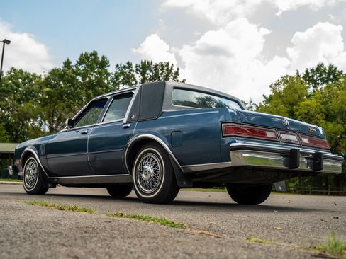 Used 1988 Chrysler Fifth Avenue RWD image 13