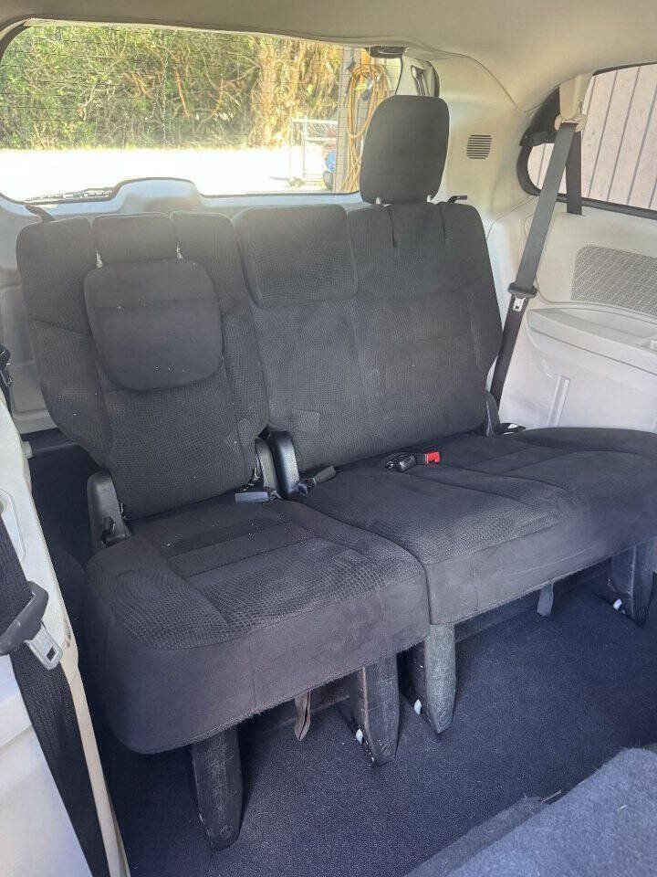 Used 2014 Chrysler Town & Country Touring FWD image 21