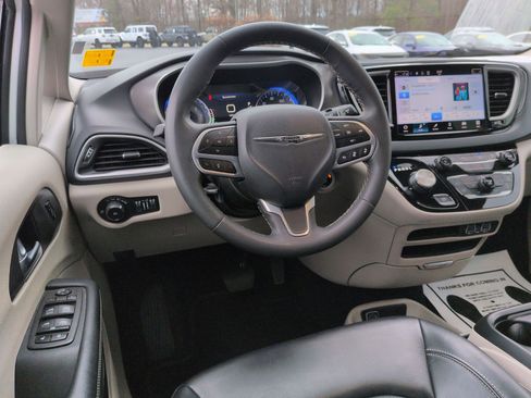 Used 2023 Chrysler Pacifica Touring-L image 14