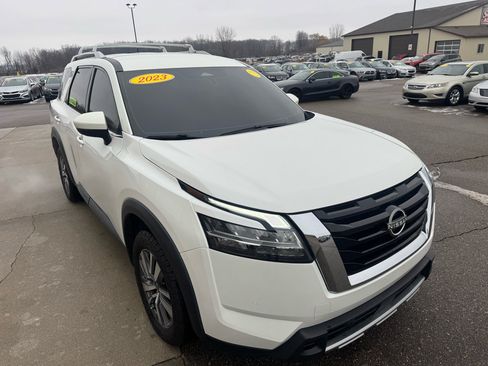 Used 2023 Nissan Pathfinder SL image 3