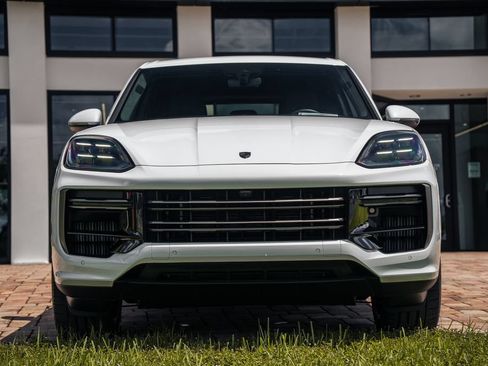 Used 2025 Porsche Cayenne Turbo AWD/4WD image 8