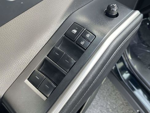 Used 2023 Toyota Highlander XLE AWD/4WD image 29
