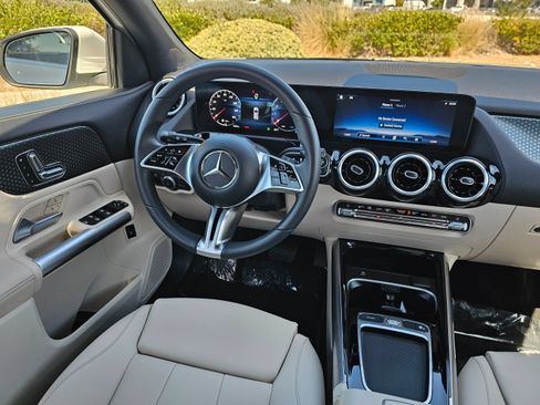 Used 2025 Mercedes-Benz GLA 250 4MATIC image 24