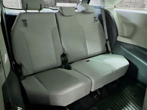 Certified 2022 Toyota Sienna LE image 24