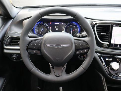 Used 2024 Chrysler Pacifica Limited w/ S Appearance Package image 16