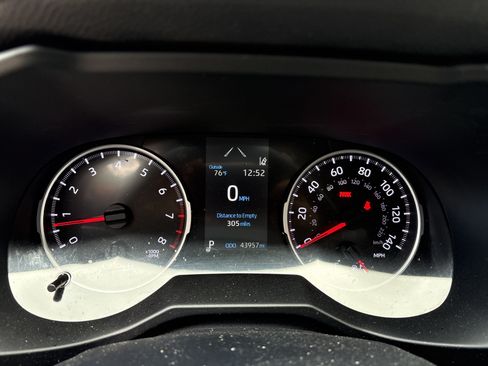 Used 2020 Toyota RAV4 LE FWD image 6